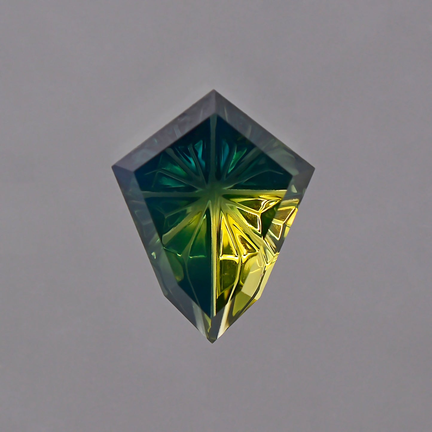 Parti Sapphire, 0.70 cts., 7.0x5.5 mm., Kite Fantasy, Bicolor, Green, Yellow, Australia, Natural