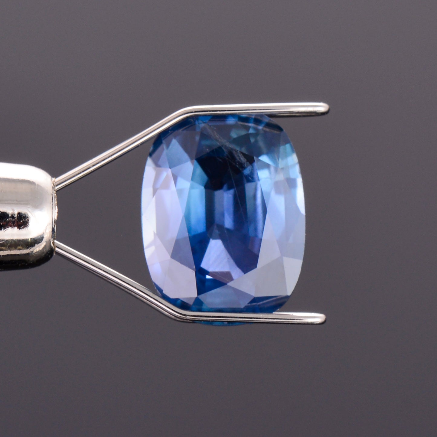 Sapphire, 2.27 cts., 9.5x7.0 mm., Oval, Blue, Sri Lanka, Heated, IGI Cert.