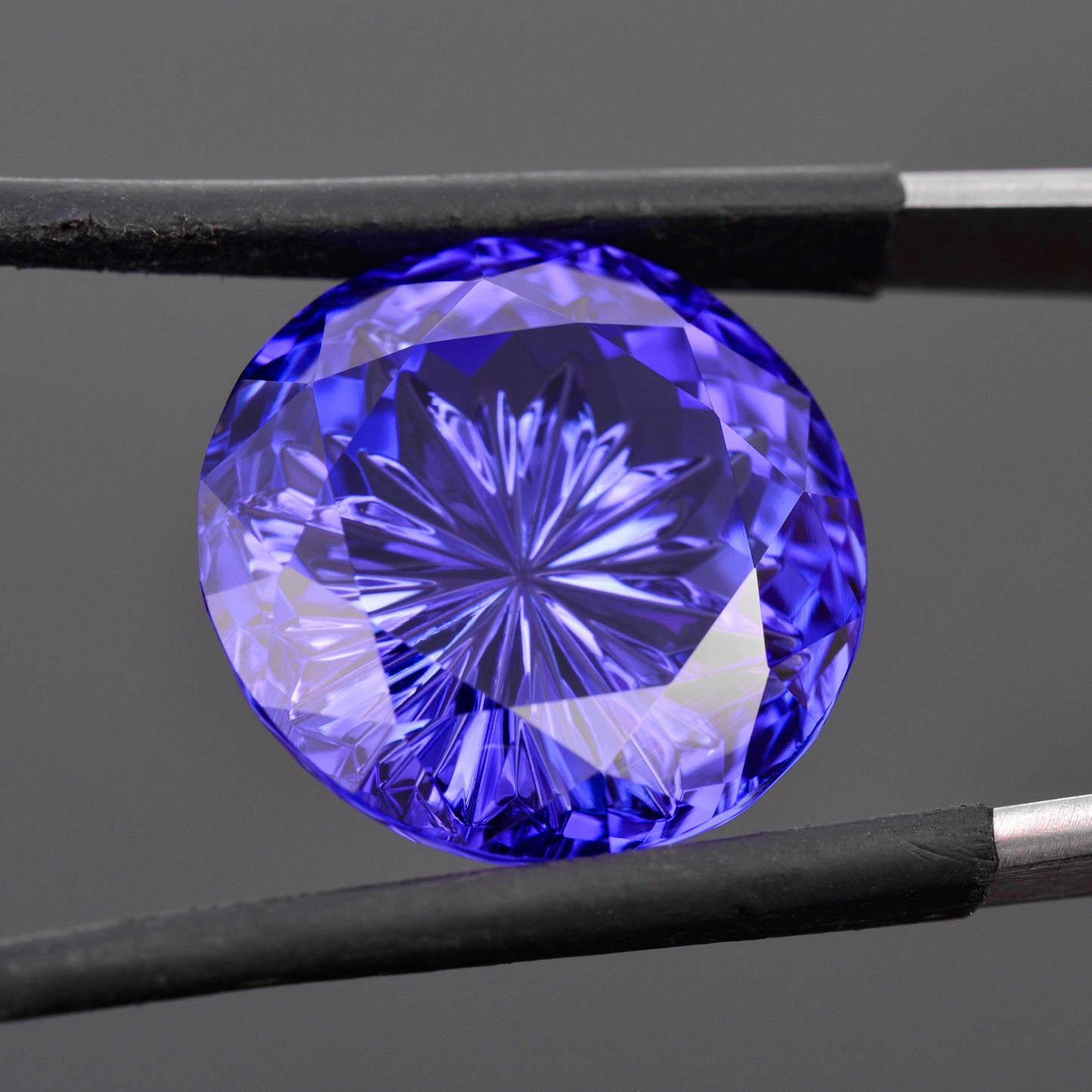 Tanzanite, 30.36 cts. 19 mm., Round Fantasy, Blue, Purple, Tanzania