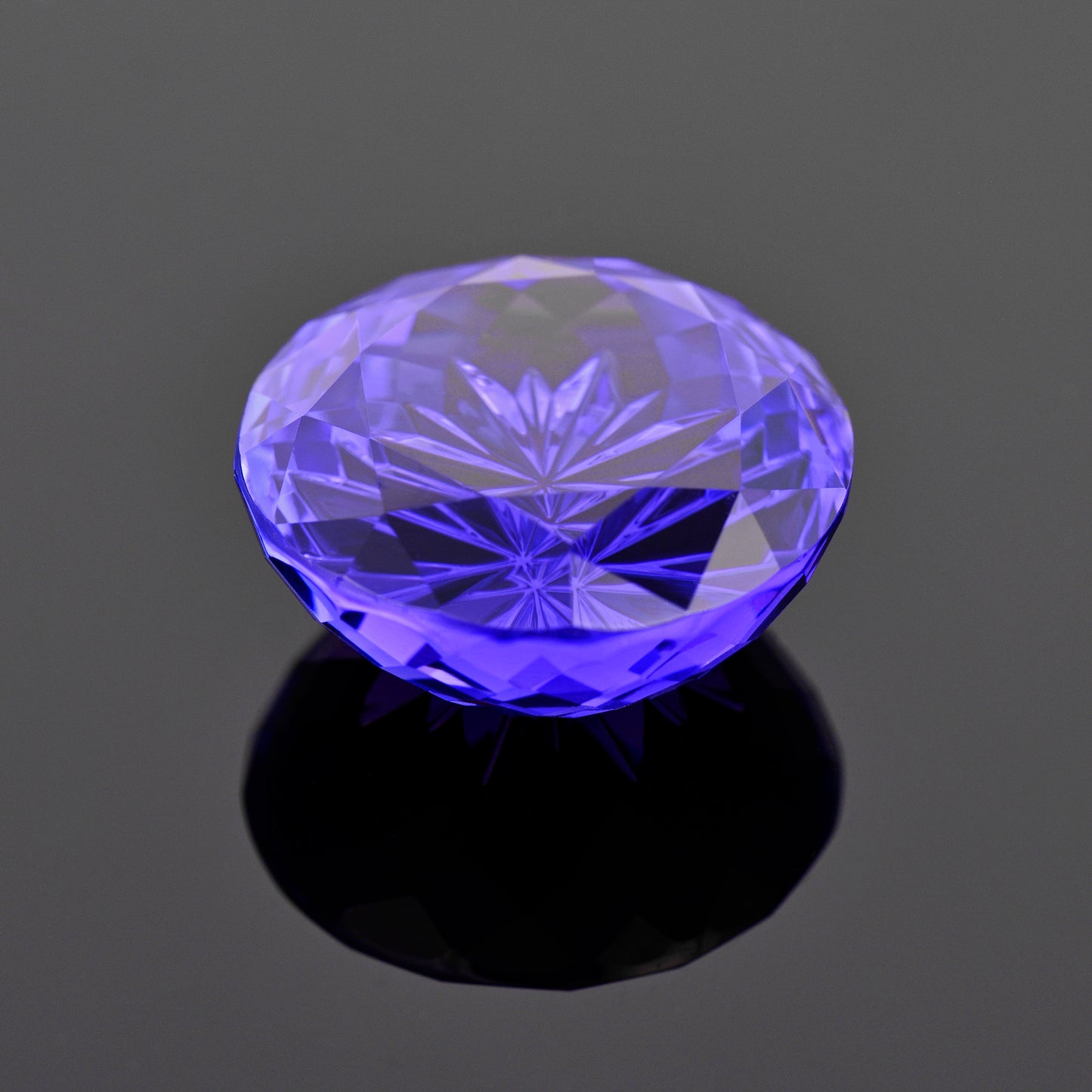 Tanzanite, 30.36 cts. 19 mm., Round Fantasy, Blue, Purple, Tanzania