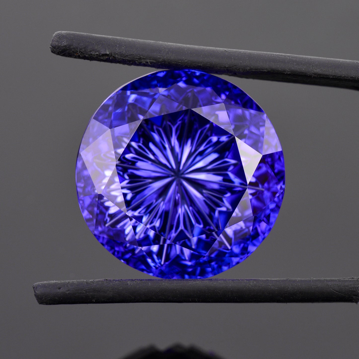 Tanzanite, 30.36 cts. 19 mm., Round Fantasy, Blue, Purple, Tanzania