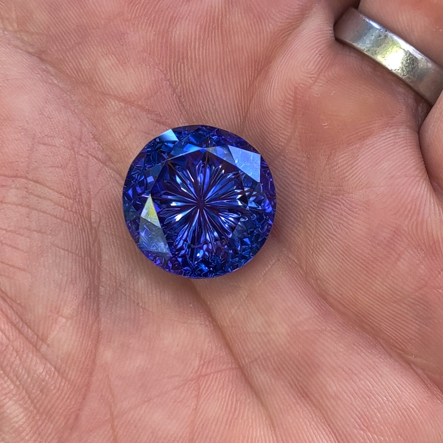 Tanzanite, 30.36 cts. 19 mm., Round Fantasy, Blue, Purple, Tanzania