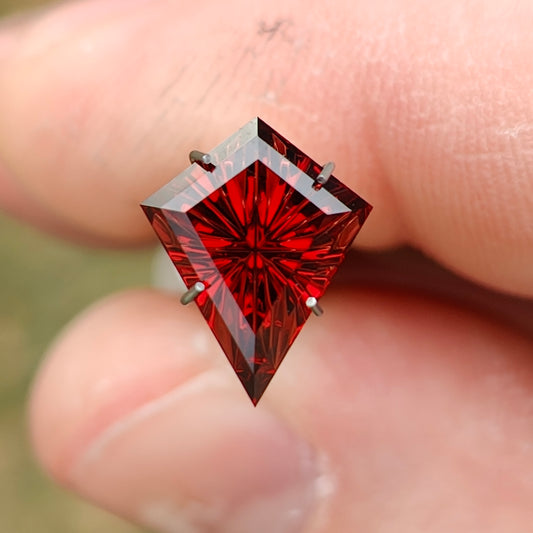 Umba Garnet, 3.33 cts., 12.1x9.7 mm., Kite Fantasy, Red, Tanzania, Natural