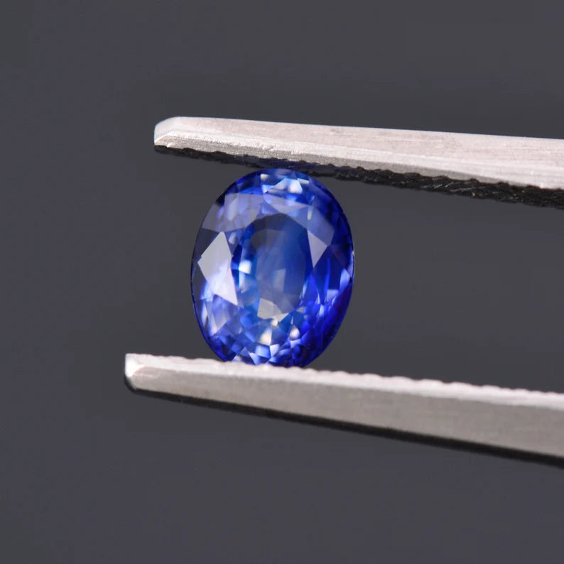 Beautiful Bright Blue Sapphire Gemstone from Sri Lanka, 0.82 cts., 6x4 mm., Oval Shape