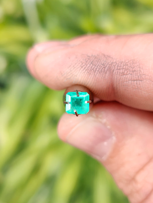 Emerald, 0.64cts., 5.0x4.7 mm., Emerald Shape, Green, Colombia