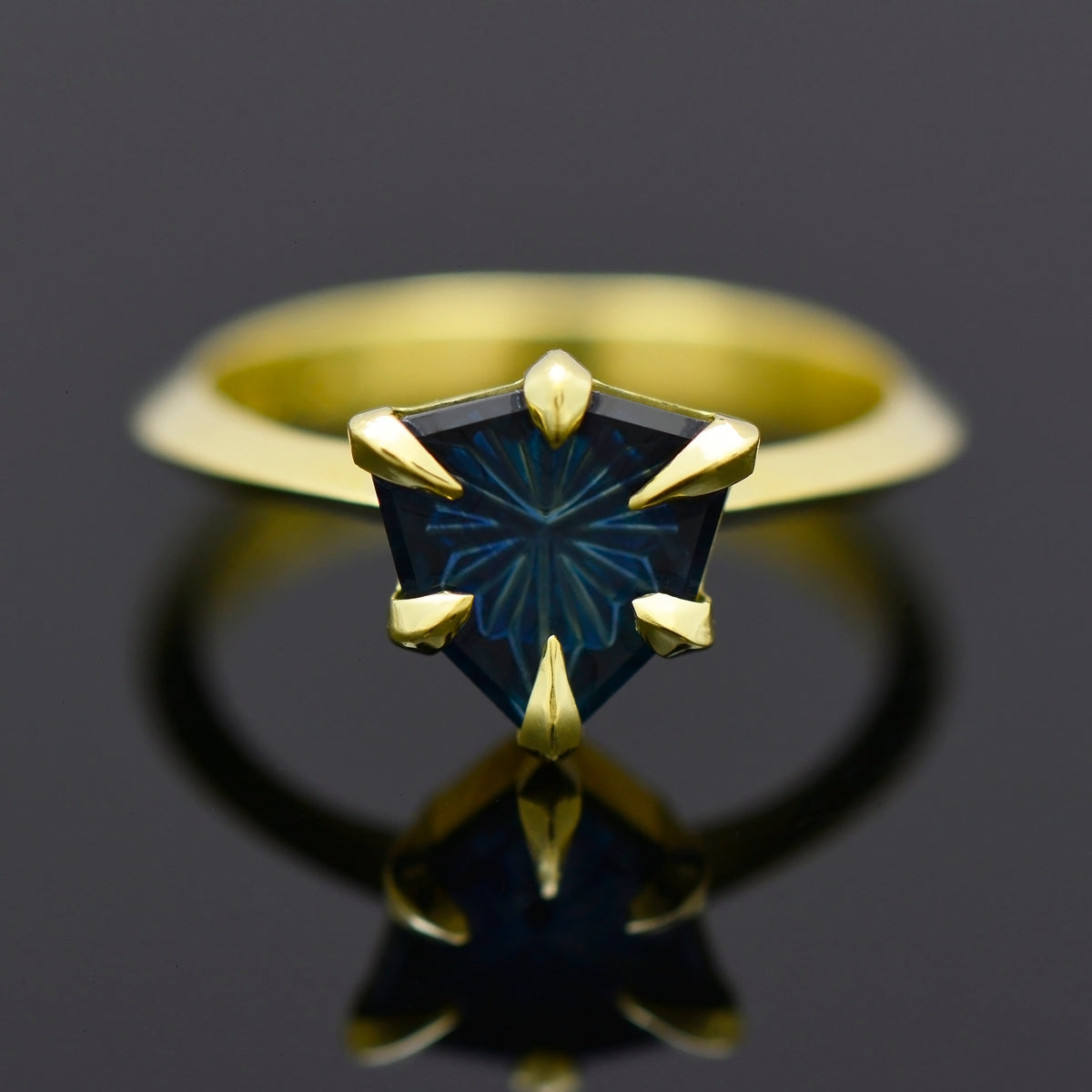 Sapphire Electrum Gold Ring, 2.12 cts, 9 mm, Fantasy Trillion, Blue, Australia, Heated