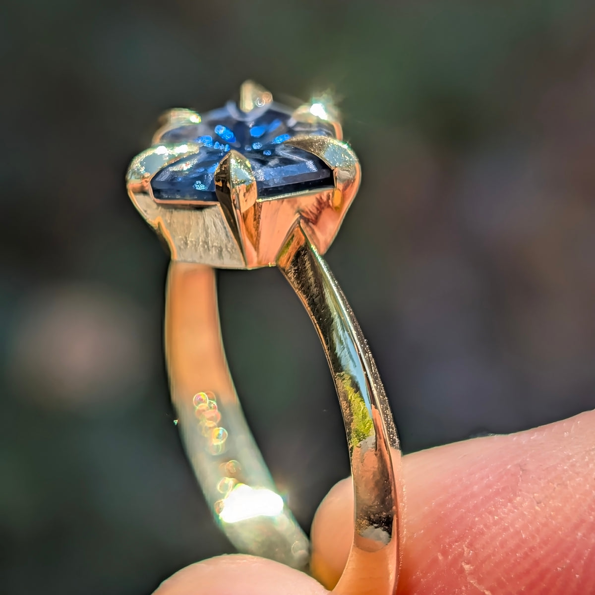 Sapphire Electrum Gold Ring, 2.12 cts, 9 mm, Fantasy Trillion, Blue, Australia, Heated