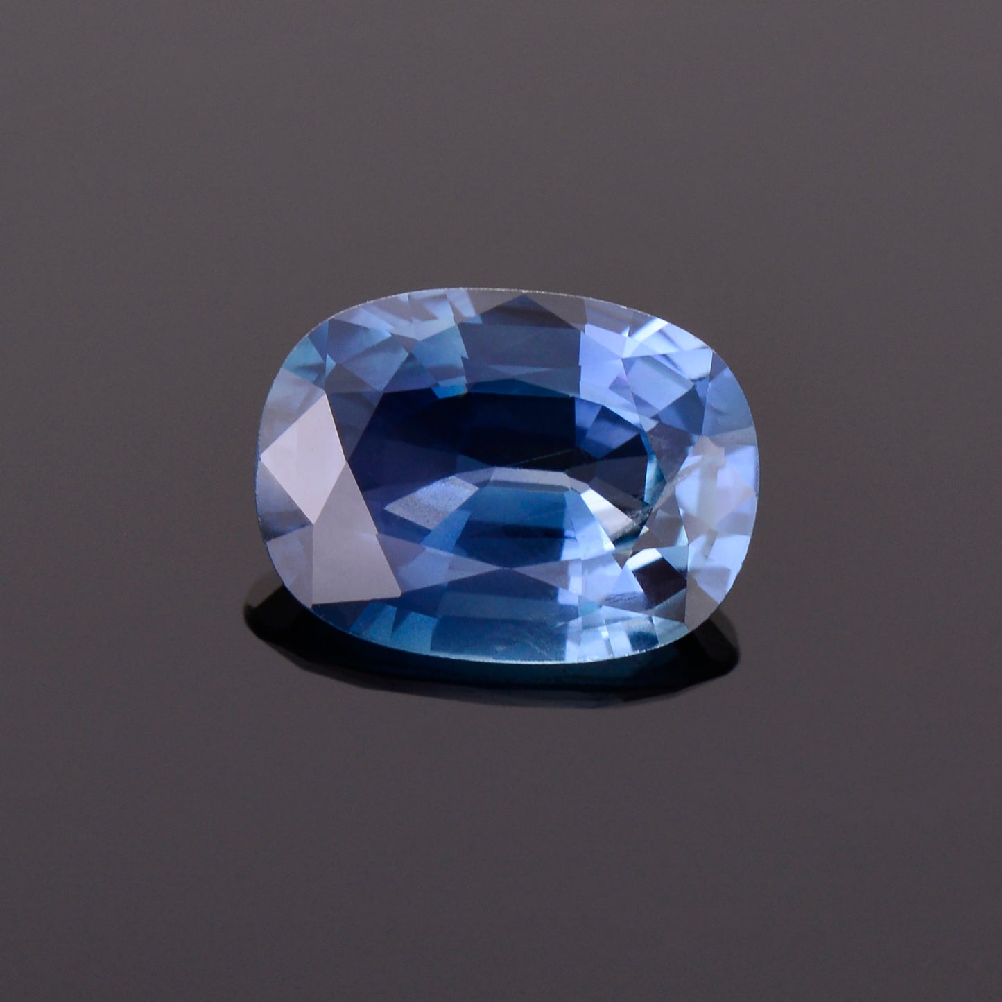 Sapphire, 2.27 cts., 9.5x7.0 mm., Oval, Blue, Sri Lanka, Heated, IGI Cert.