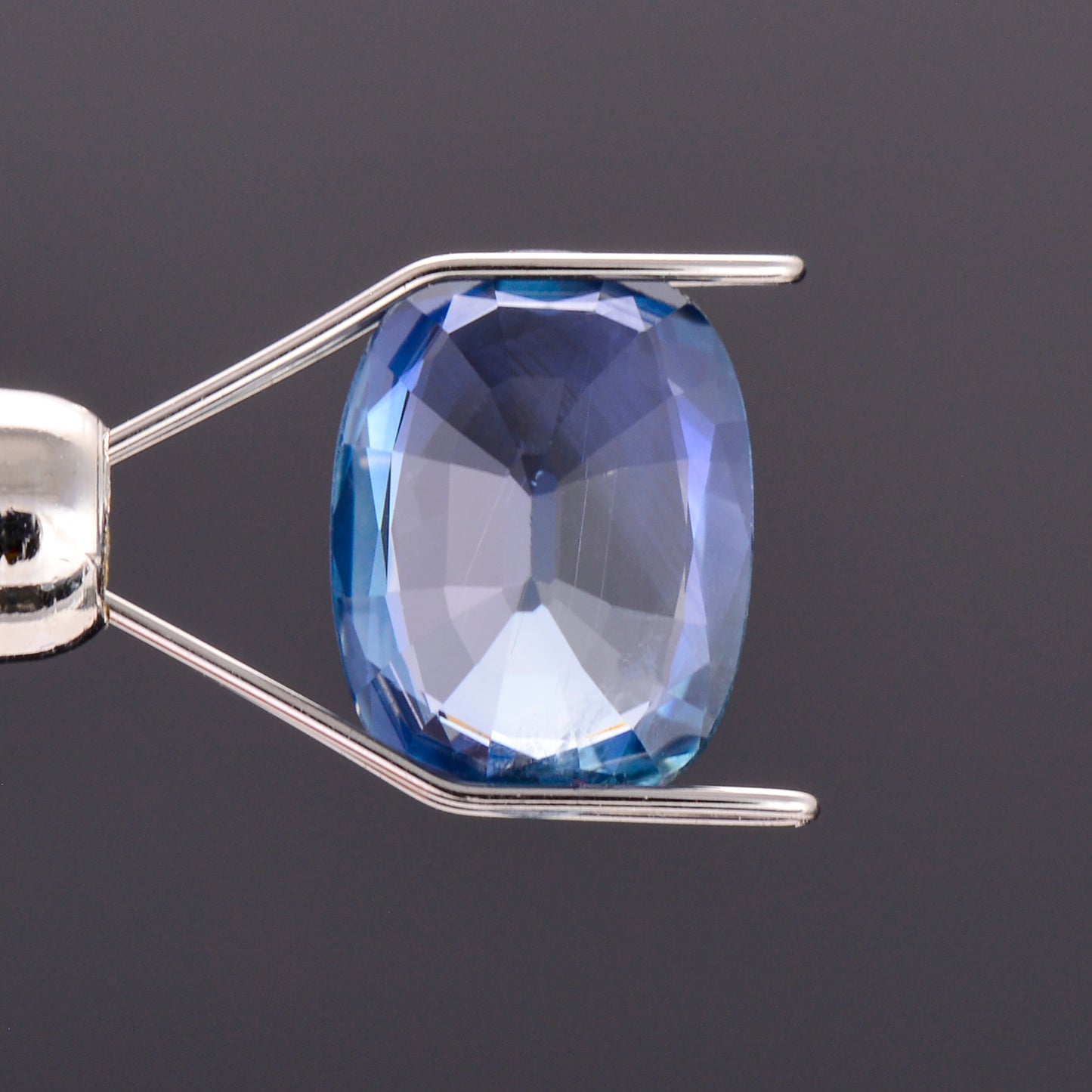 Sapphire, 2.27 cts., 9.5x7.0 mm., Oval, Blue, Sri Lanka, Heated, IGI Cert.