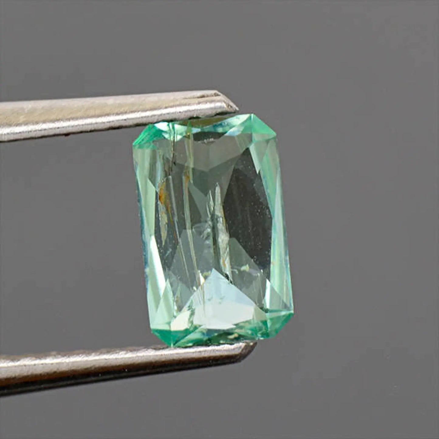 Nice Mint Green Emerald Gemstone from Colombia 0.76 cts.