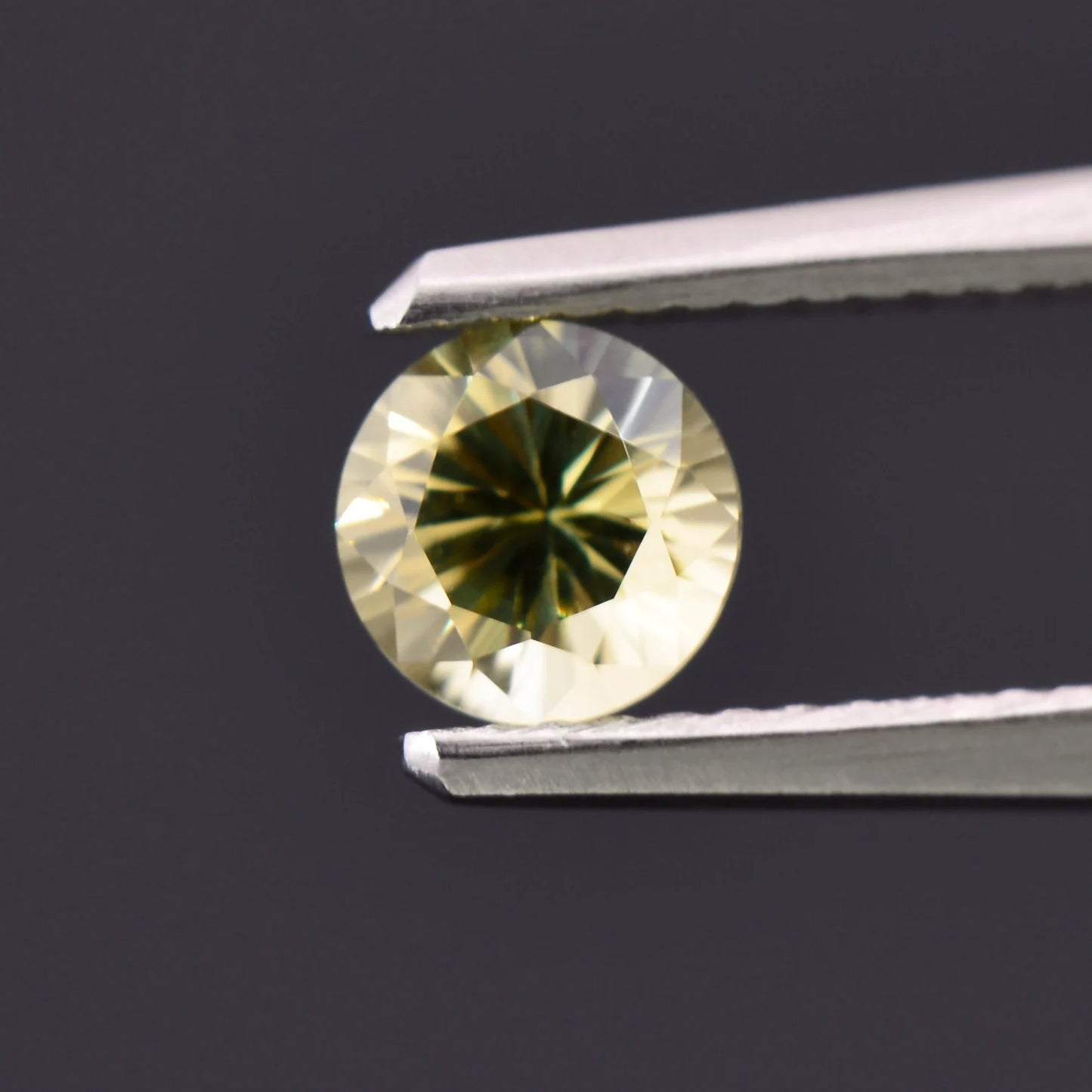 Beautiful Yellow Chrysoberyl Gemstone from Sri Lanka, 0.79 cts., 5.5 mm., Round Brilliant Cut