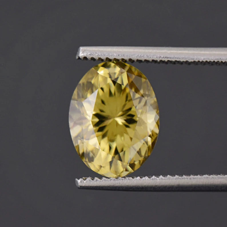 Glitter Pastel Yellow Green Zircon Gemstone from Sri Lanka 4.12 cts., 10x8 mm., Oval Shape