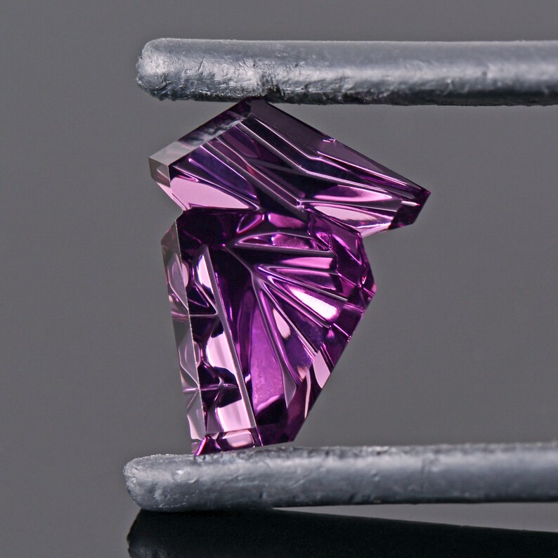 Fantastic Purple Spinel Gemstone from Tanzania, 3.73 cts., 13x10 mm., Fantasy Cut Freeform Shape